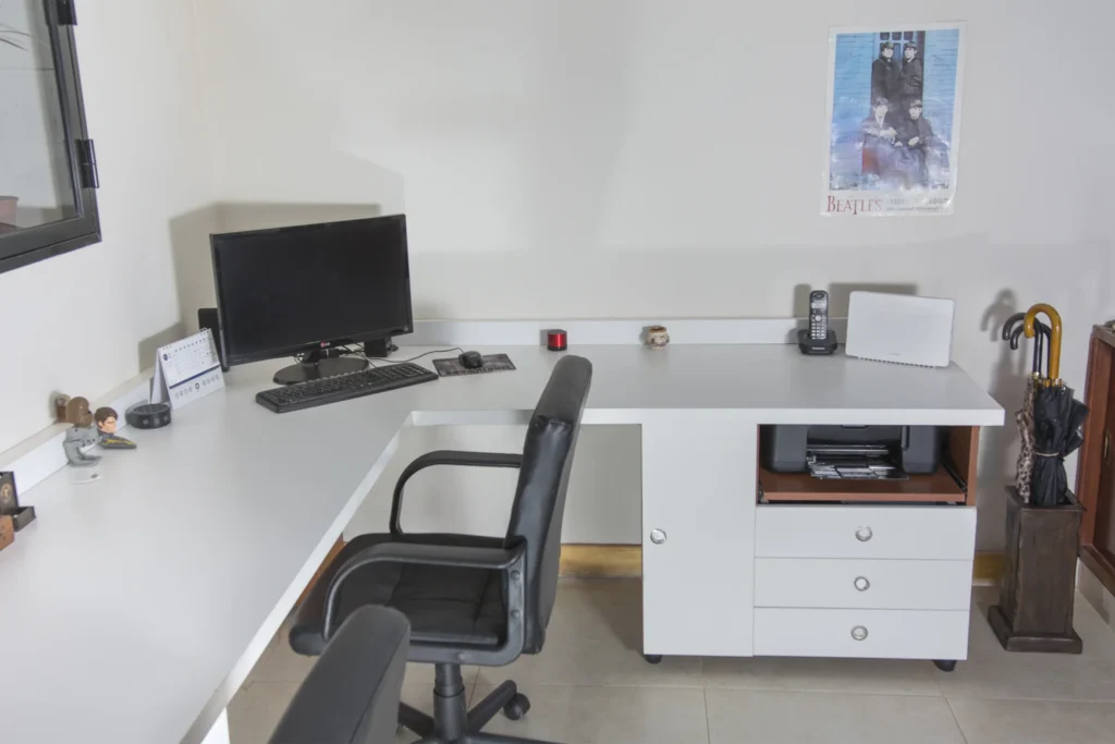 escritorio con una sillas y computadoras