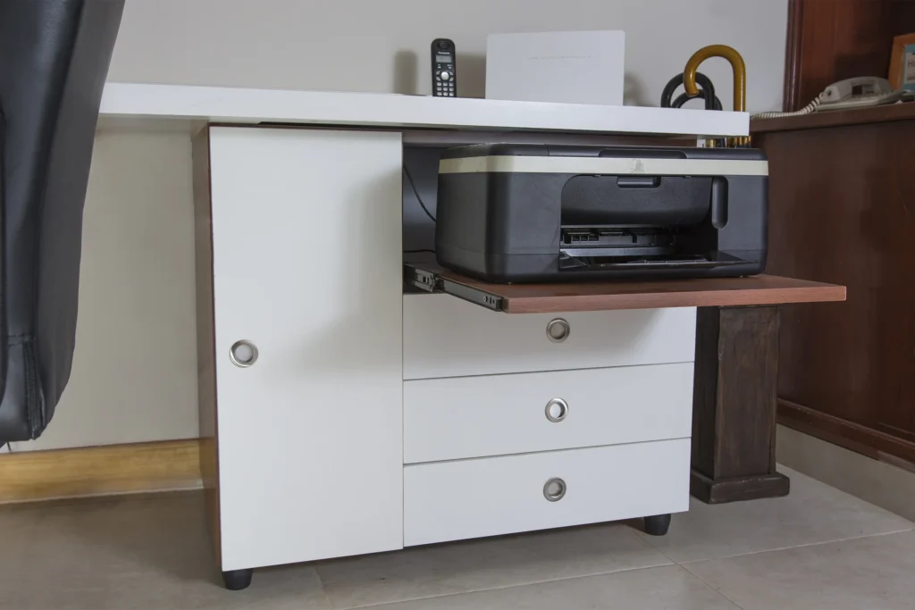 cajones de escritorio con una impresora